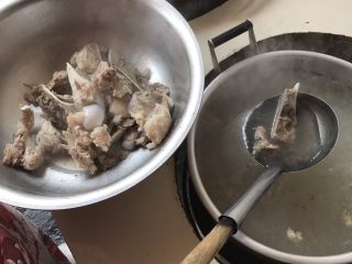 家乡特色肉丸,汤调好味，把骨头捞出