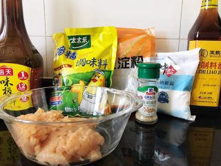 惊喜鸡肉丸子,鸡肉茸，加盐、料酒、白胡椒粉、淀粉，好酱油（鸡精可以不加）。搅拌均匀。