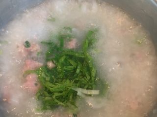 生菜丝肉丸粥,放入盐，生菜丝，关火