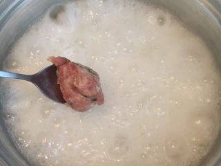 生菜丝肉丸粥,放入猪肉馅，煮5分钟