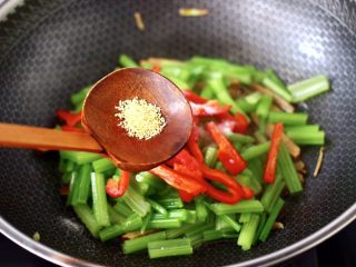 香干炒芹菜,再加入鸡精增加口感。