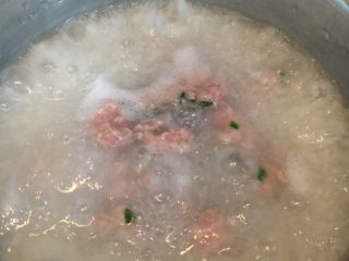 生菜丝肉丸粥,看到全部肉丸都浮上来