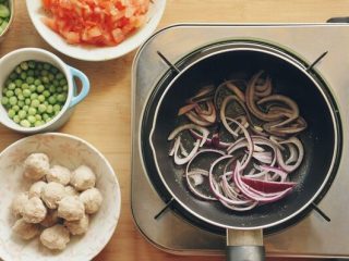 茄汁杂菜肉丸饭,热锅融化牛油，爆香洋葱丝。