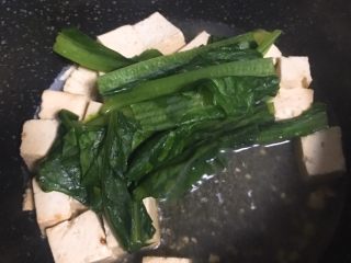 豆腐鸡肉丸,5️⃣ 加入起初悼水的油麦菜翻炒1分钟。