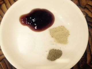 番茄土豆牛肉丸汤,倒盐、蚝油，白胡椒，八角粉