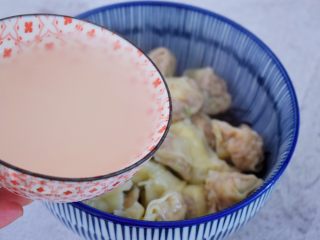 酸汤馄饨,再加入2碗煮馄饨的水