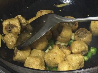 豆泡肉丸子,材料炒时放入一点点料酒 最后放蚝油材料