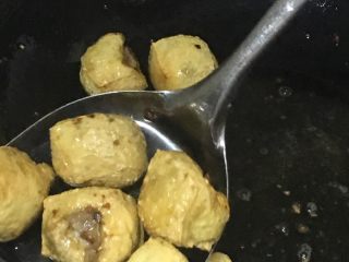 豆泡肉丸子,冷油放入丸子 炸到焦硬