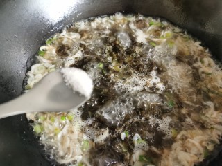 紫菜虾皮汤,根据个人口味加入一点点食盐。虾皮里已经有盐分，注意食盐不易加太多。