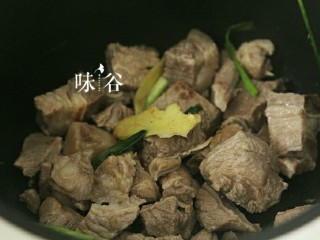 电饭煲版咖喱牛腩, 炒好的牛腩转入另外一个锅内，我用的是电饭锅。