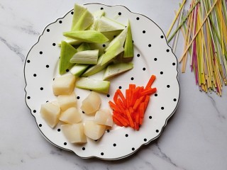 宝宝辅食—贝柱蔬菜肉丸面,贝柱解冻洗干净后切小块，丝瓜去皮切块，胡萝卜切丝