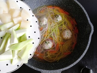 宝宝辅食—贝柱蔬菜肉丸面,煮至肉丸变色后，倒入丝瓜和贝柱