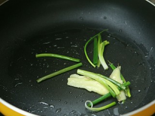 电饭煲版咖喱牛腩,锅内热油，放入葱姜翻炒一会。