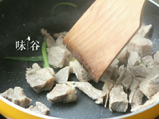 电饭煲版咖喱牛腩,再倒入牛腩，翻炒3分钟左右。