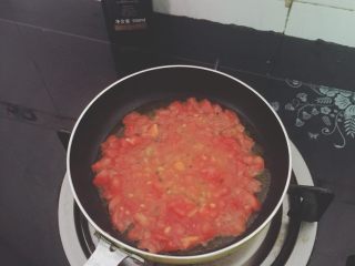 番茄鸡蛋牛肉丸拌软饭🍲🍲,倒入番茄小火煎出番茄汁。