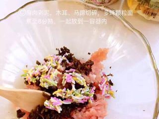 🐾【豇豆花环肉丸】,将食材放入容器里