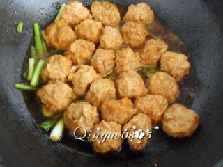 #年夜饭#糖醋牛肉丸子,倒入丸子，放适量盐。
