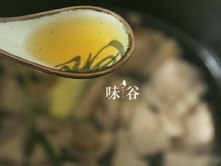 电饭煲版咖喱牛腩,放入一匙料酒，盖盖，焖煮一个小时。