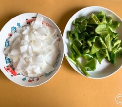 【电饭煲鸡肉香菇焖饭】香