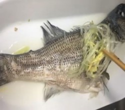 清蒸鲈鱼🐟附去腥秘诀的做法 步骤10