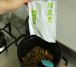 绝不会失手的酸菜鱼的做法 步骤6