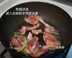 家常菜 沙姜盐焗乳鸽 块块鲜嫩爆汁的做法 步骤2