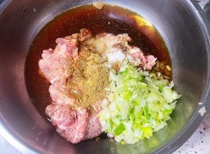 多汁猪肉饺子（面皮肉菜精确）的做法 步骤5