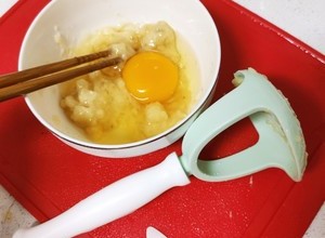 宝宝辅食:宝宝超爱吃的香蕉饼的做法 步骤2