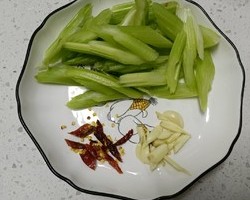 低脂家常菜炝炒芹菜