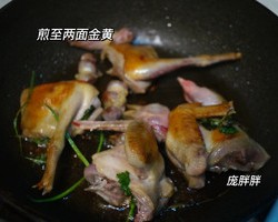 家常菜 沙姜盐焗乳鸽 块块鲜嫩爆汁的做法 步骤3