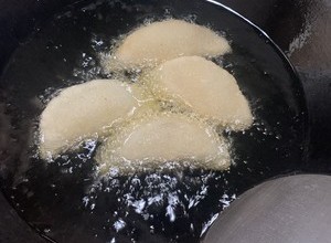 广东特色小吃：酥脆咸水角的做法 步骤6