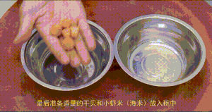 厨师长教你：“清蒸鲈鱼”，鲜嫩美味，内附蒸鱼酱油专业调制方法的做法 步骤16