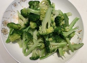 西兰花炒肉的做法 步骤3