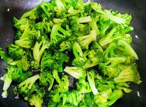 娃爱吃的清炒西兰花🥦的做法 步骤9