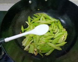 低脂家常菜炝炒芹菜的做法 步骤4