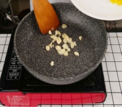 金鲳鱼干炒饭的做法 步骤4