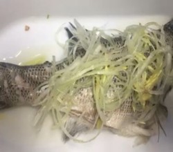 清蒸鲈鱼🐟附去腥秘诀的做法 步骤11