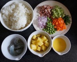 虾仁菠萝炒饭的做法 步骤5