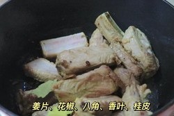 完爆西贝莜面村的【酸菜土豆炖排骨】的做法 步骤3