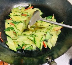 快手🥒黄瓜炒肉的做法 步骤4