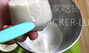 波兰种炼乳面包，易膨胀拉丝，入口松软且奶香味十足。