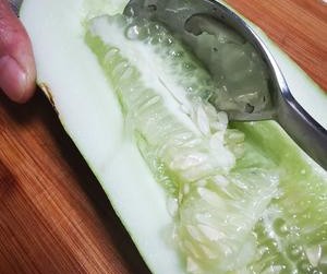 汤色奶白的黄瓜🥒皮蛋汤的做法 步骤7