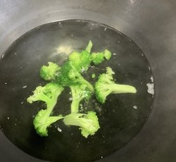 宝宝辅食：西兰花蒸糕的做法 步骤2