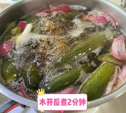 自制脆爽酸黄瓜，方子来自“杰儿美食”感谢作者分享的视频教程。的做法 步骤2