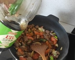 番茄土豆炖牛肉 里的小秘密的做法 步骤9