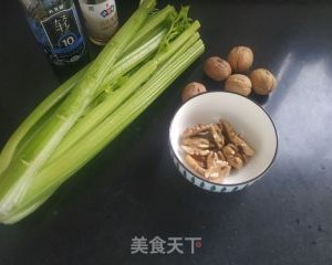 西芹拌桃仁