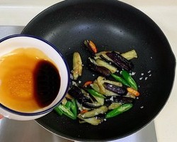 不用炸不吸油，咸香入味三分的红烧茄子的做法 步骤9