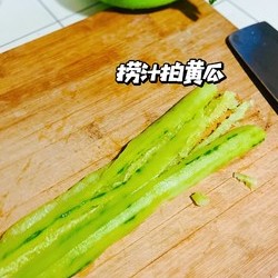 捞汁拍黄瓜的做法 步骤4