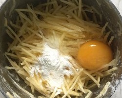 土豆丝鸡蛋饼的做法 步骤2