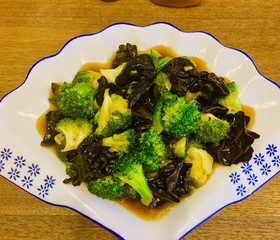 木耳西兰花+太太乐鲜鸡汁．太太乐芝麻香油的做法 步骤6